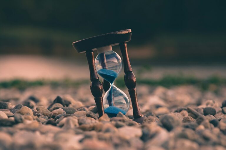 Hourglass clock by Aron Visuals